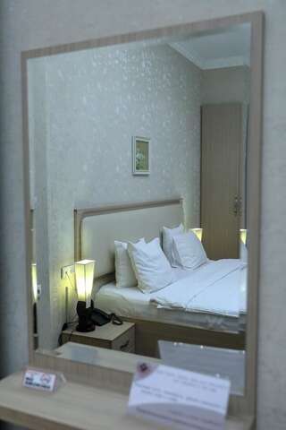 Отель Rustaveli Palace Тбилиси Стандартный двухместный номер с 1 кроватью или 2 отдельными кроватями-6